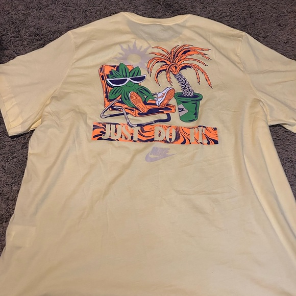 Nike Tee Graphic - Picture 2 of 2